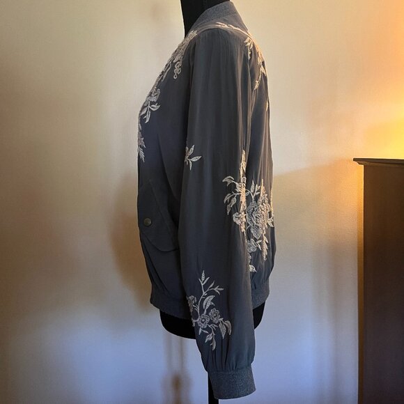 Johnny Was Grey Silk Bomber Jacket with White Floral Embroidery EUC - Picture 4 of 13